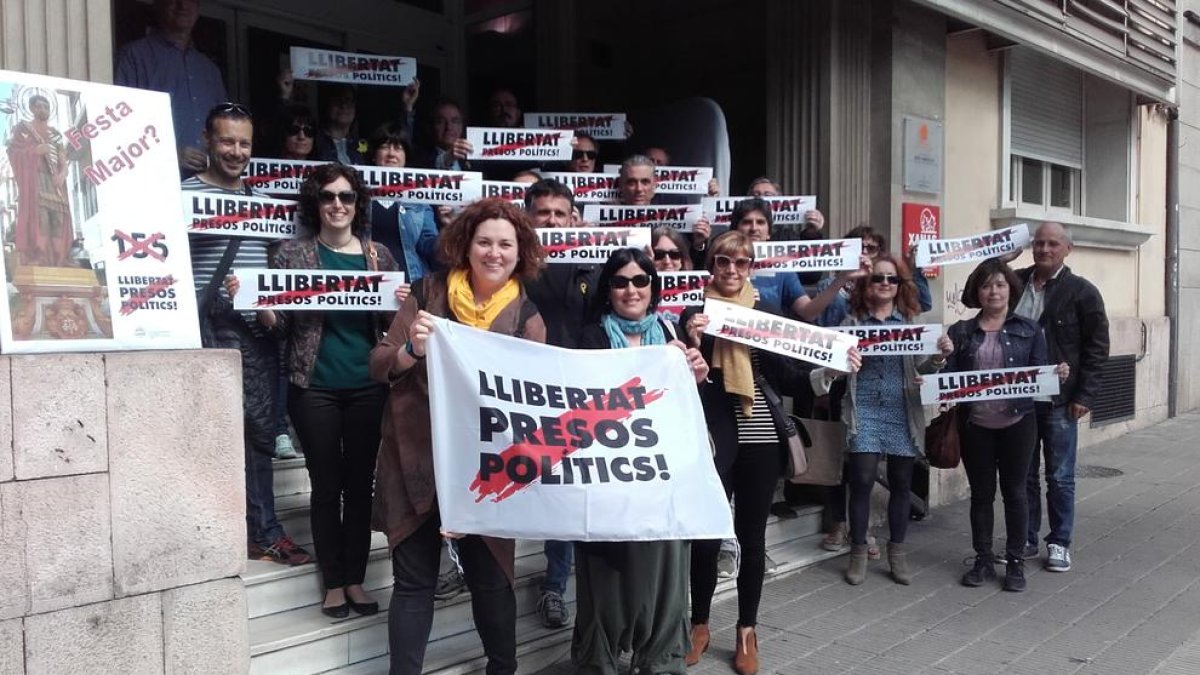 Protesta - Un grup de funcionaris lleidatans es van concentrar ahir, com cada setmana, a l’Alberg de Joventut de Lleida per mostrar el rebuig al 155 i exigir la posada en llibertat dels polítics empresonats i la restitució del Govern.