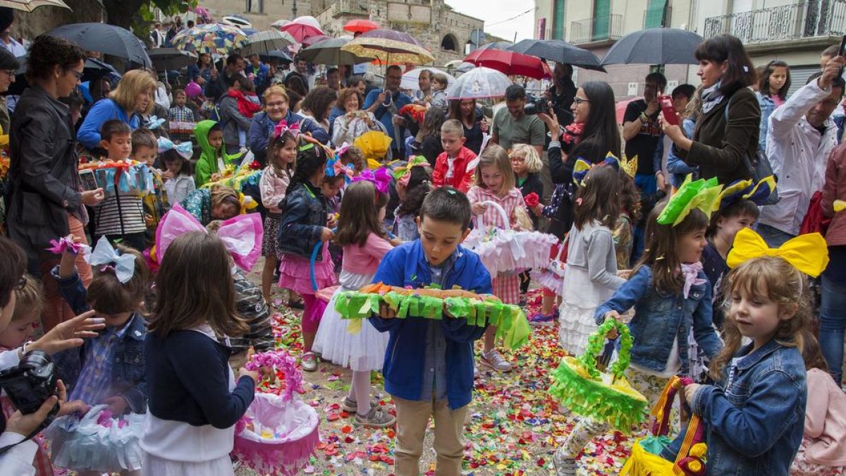 Els nens participants a la festa del Corpus a Guissona.