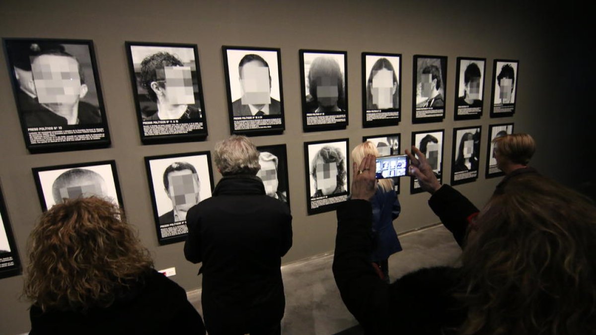 El degoteig de visitants va ser constant durant tot el matí d’ahir al Museu de Lleida per veure la polèmica sèrie fotogràfica.