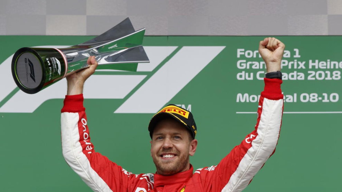 Sebastian Vettel celebra su triunfo en el Gran Premio de Canadá, donde se hizo con el liderato del Mundial.