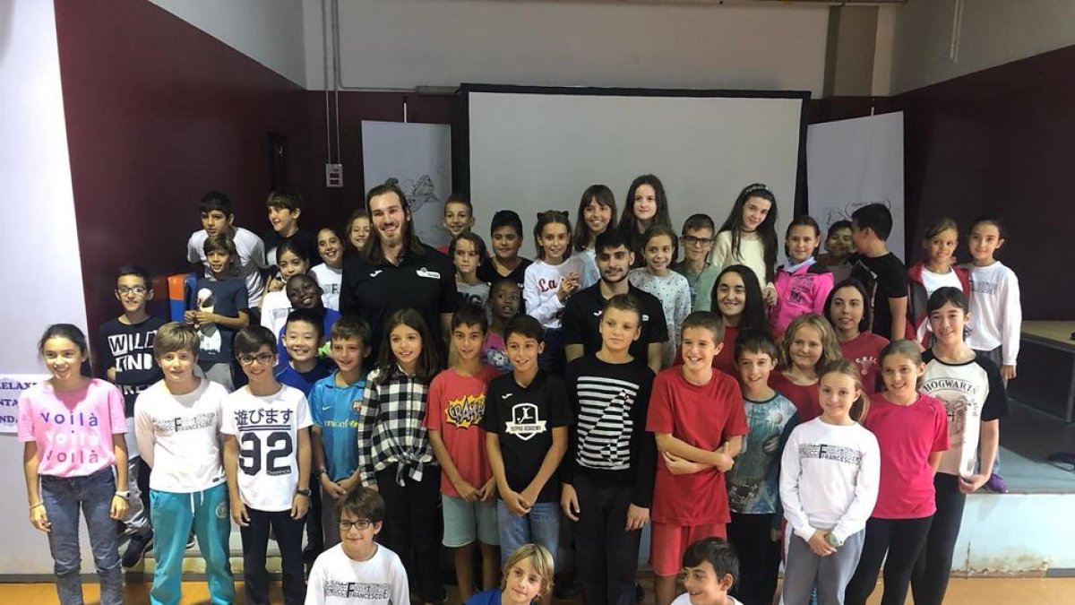 Eric Stutz y Sergi Quintela visitaron ayer los niños y niñas de la escuela Francesco Tonucci de Lleida.