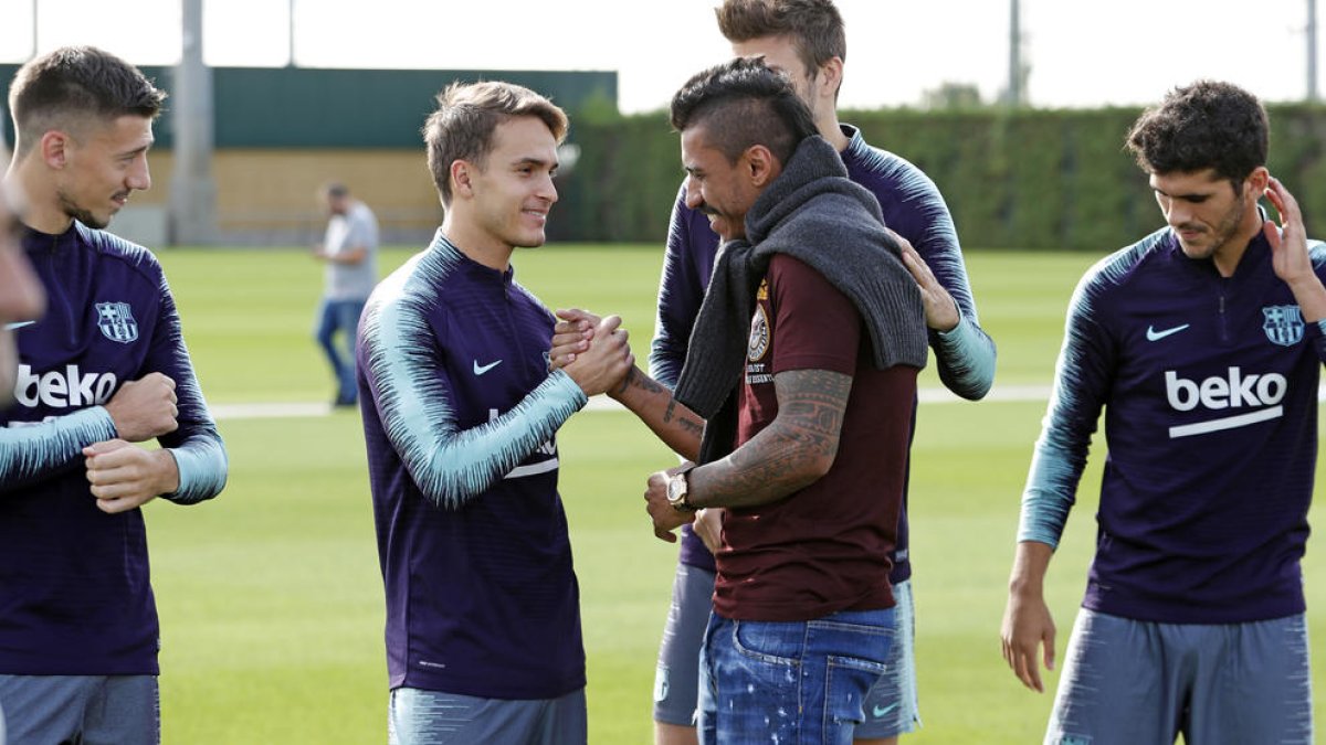 Paulinho saluda Denis Suárez abans de l’entrenament del FC Barcelona a la Ciutat Esportiva.