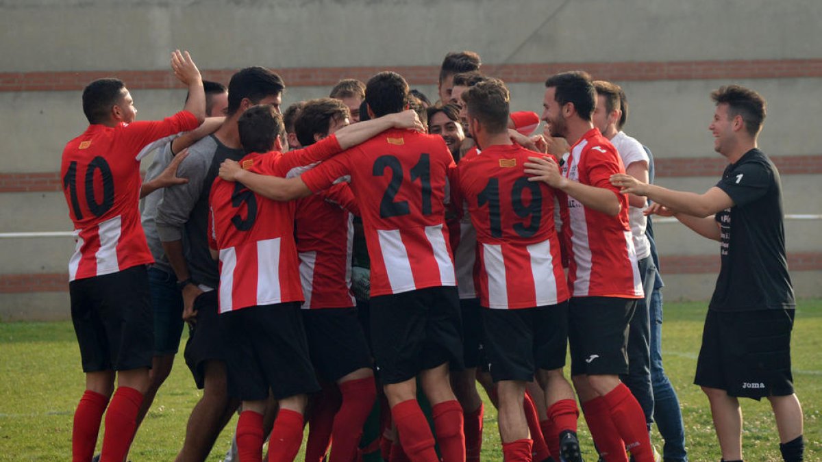 Los futbolistas del Puigvertenc celebran el pase a la final del Pepito Esteve, ayer en Ponts.