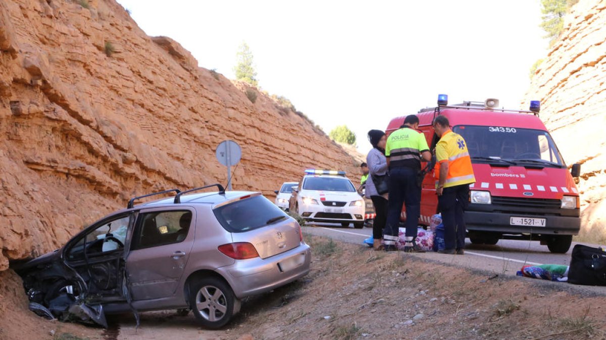 Imagen del coche accidentado ayer en el kilómetro 102 de la carretera C-12, a su paso por Maials.  