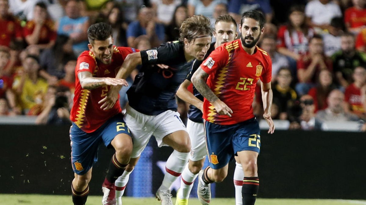 Ceballos i Isco intenten frenar el croat Luka Modric, company de vestidor al Madrid.