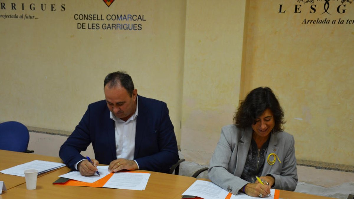La firma de l’acord entre consell i Generalitat ahir.