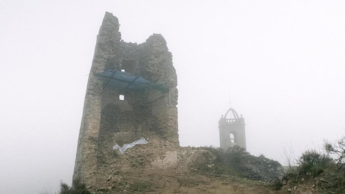 El desprendimiento de piedras en la torre ha obligado a actuar.