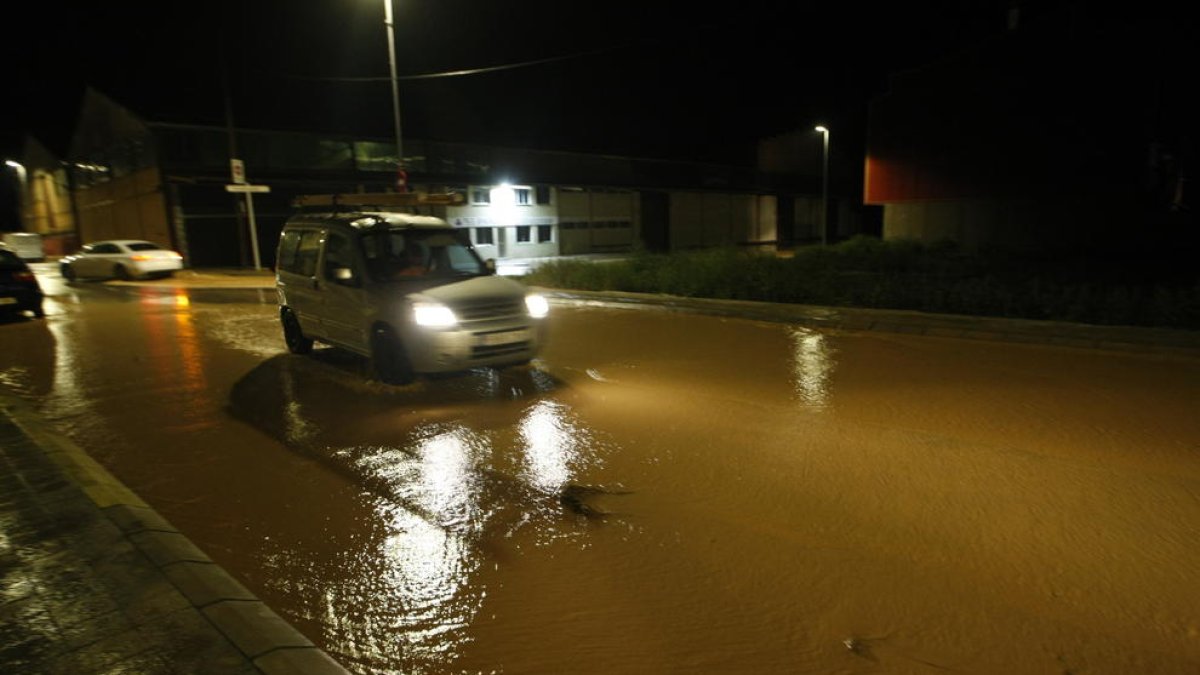 Imatge del carrer Farraginals d’Alpicat, que es va inundar ahir per les pluges.