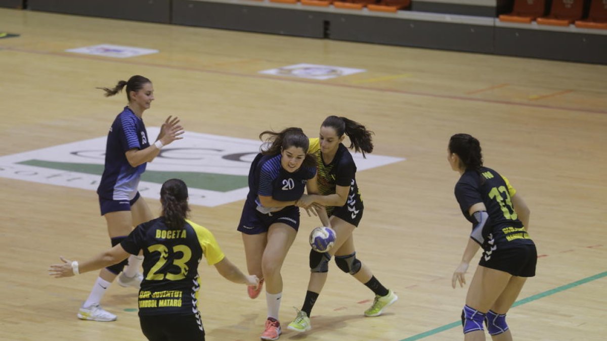 Victoria Alférez, de la Associació Lleidatana, intenta superar a una jugadora del Joventut de Mataró.