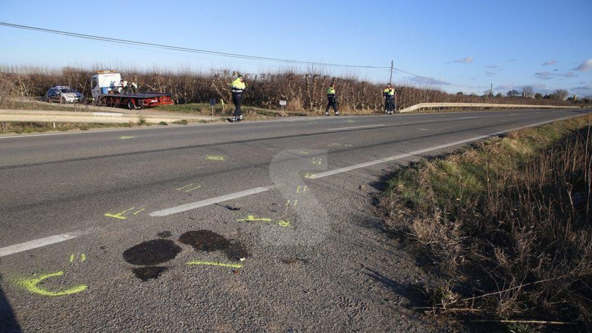 El punto donde se ha producido el accidente, con la motocicleta de la víctima en el fondo, ya sobre la grúa.