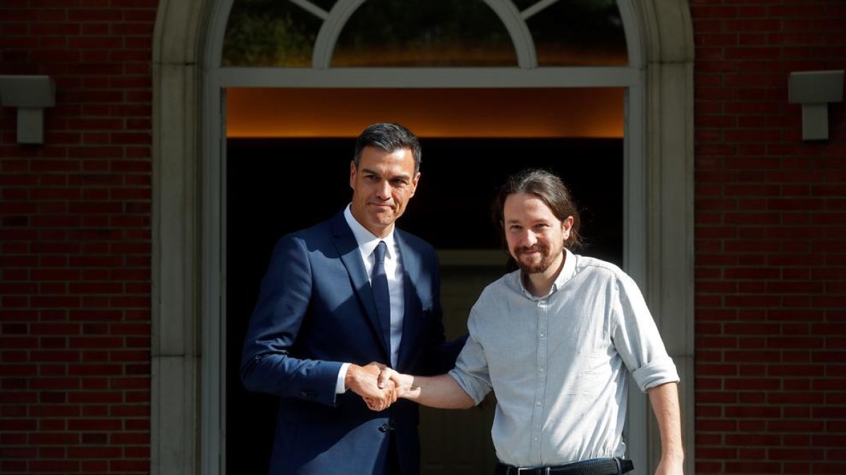 El presidente del Gobierno, Pedro Sánchez, y el líder de Podemos, Pablo Iglesias, este jueves en la Moncloa