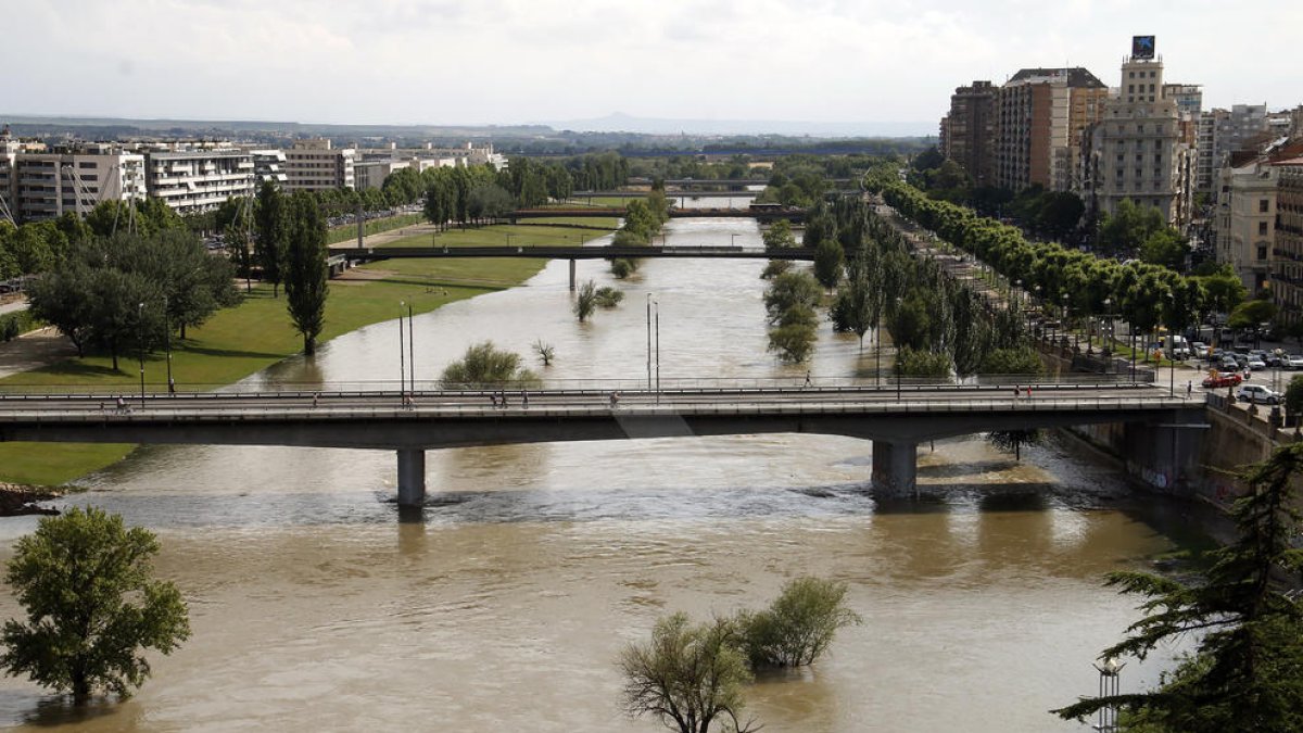 Vista del riu Segre al seu pas per la ciutat de Lleida.