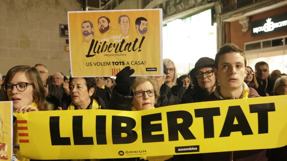 La manifestació a la plaça Paeria.