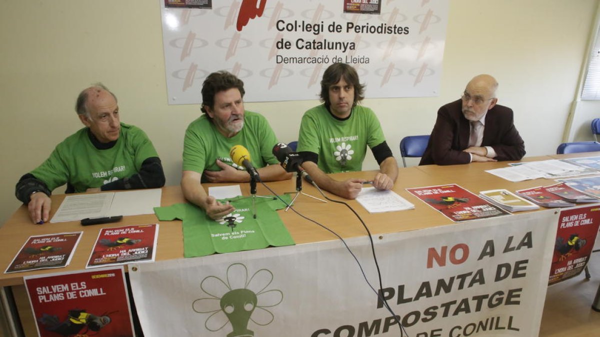 El portaveu d’Ipcena i membres de la plataforma contra la planta de compostatge ahir a Lleida.