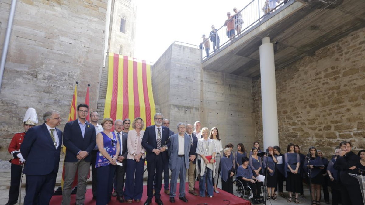 El alcalde,Fèlix Larrosa, y  el pregonero, Jaume Barrull, junto a los concejales dela Paeria que asistieron al acto de la Diada en la Seu Vella.