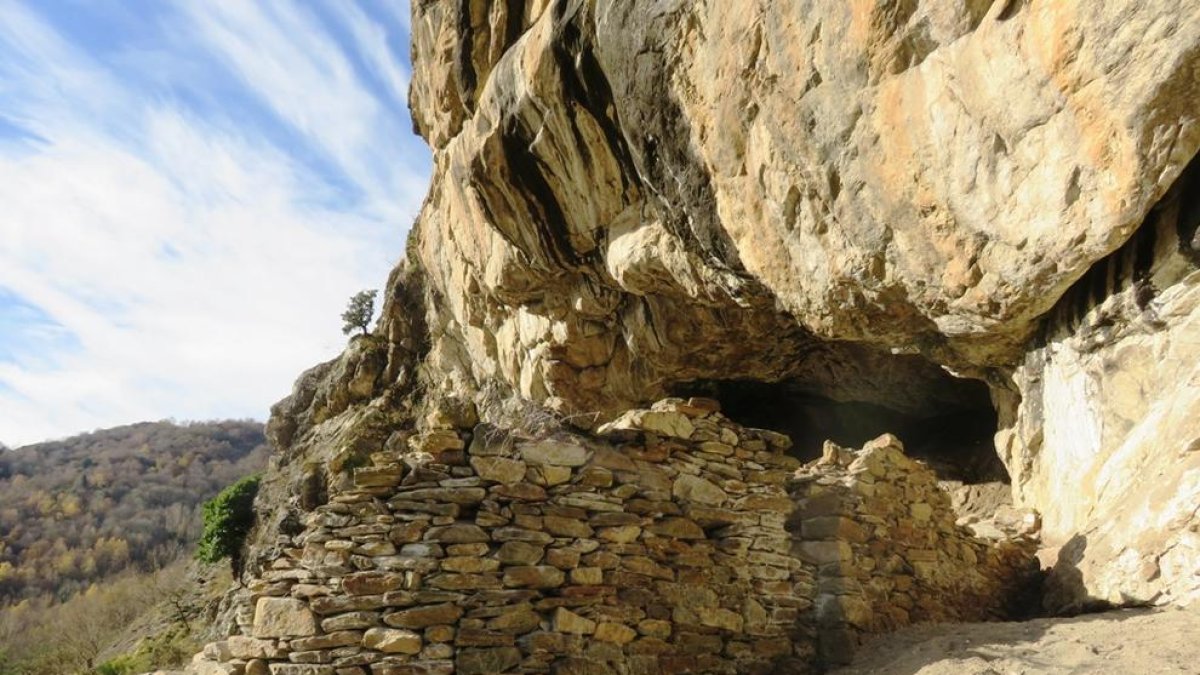 Les restes de l’antiga capella han aparegut a la cova situada sota el castell medieval, des del qual es contempla el Bossòst actual.