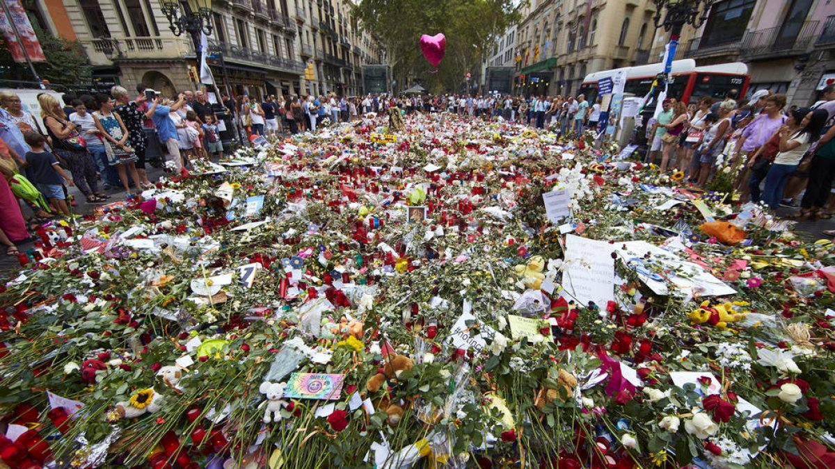 Imagen de archivo de las ofrendas florales a las víctimas del atentado de Les Rambles.