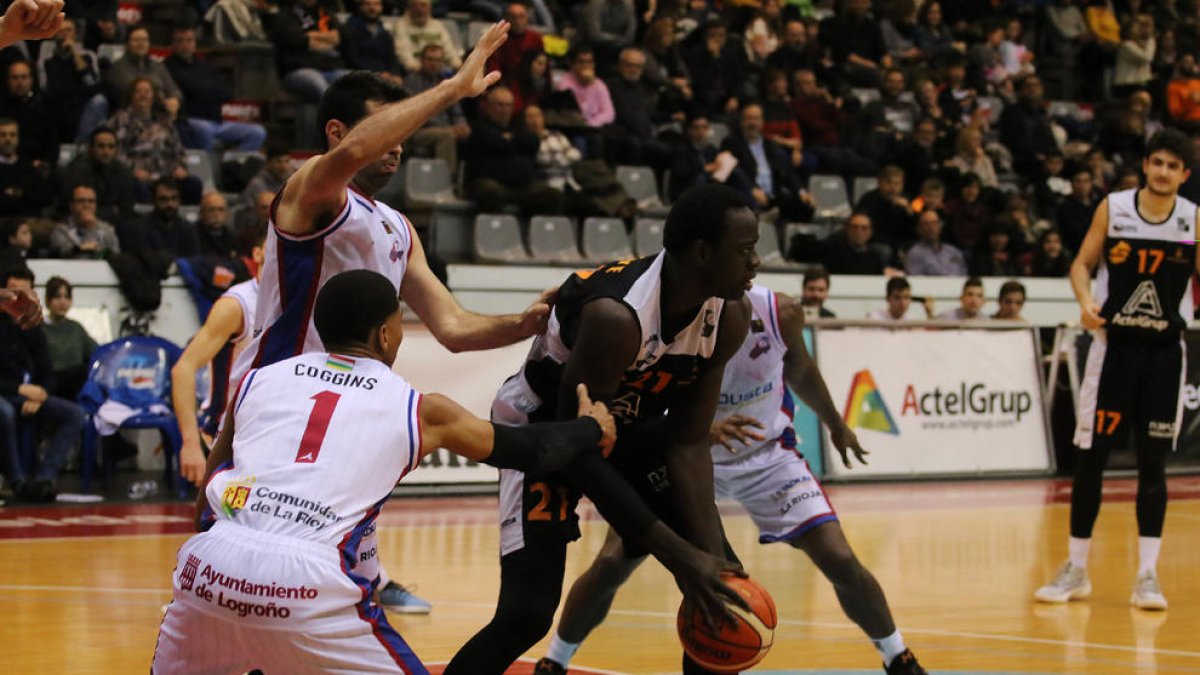 Mbaye aparcó sus problemas para ayudar, con nota, al equipo.