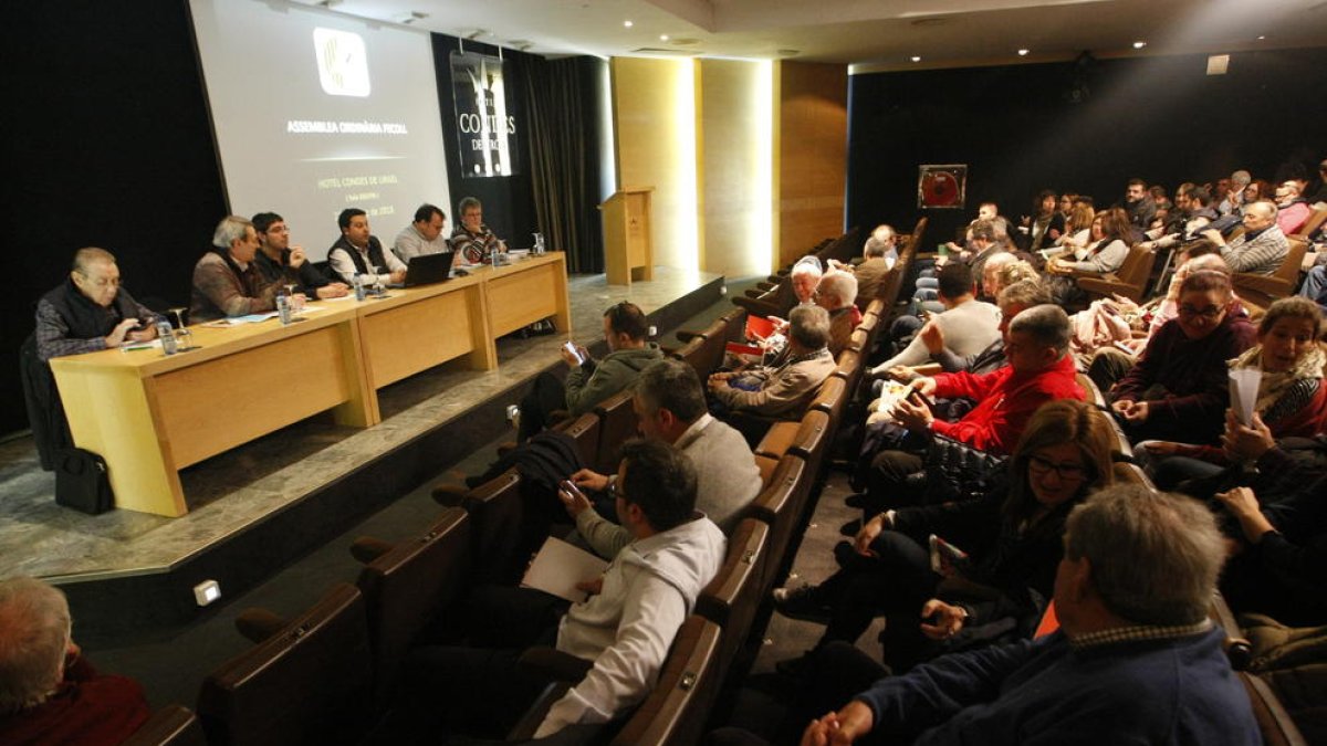 Un moment de l’assemblea celebrada ahir a l’hotel Condes.