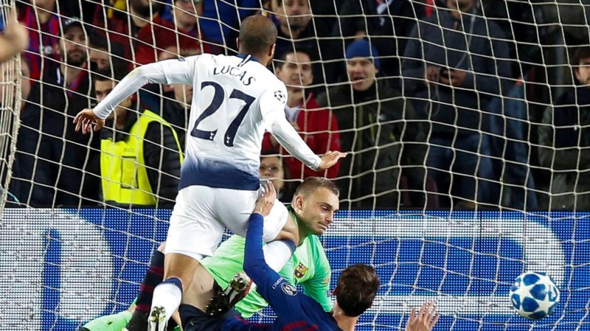 Lucas Moura marca davant de Miranda i Cillessen.