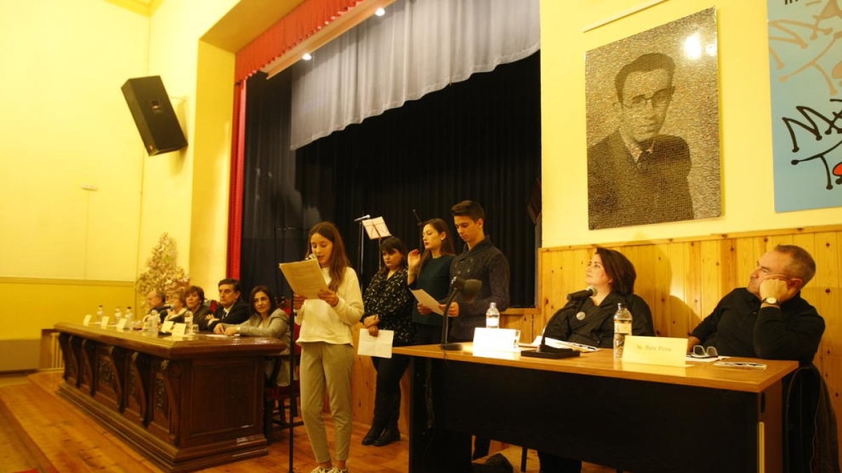 Anna Sàez, asseguda al costat de Pere Pena, escoltant els estudiants que van intervenir a l’acte.