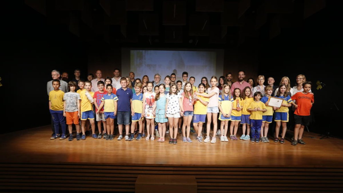 Foto final de grupo con la mayoría de premiados en el concurso, ayer en el Espai Orfeó de Lleida.