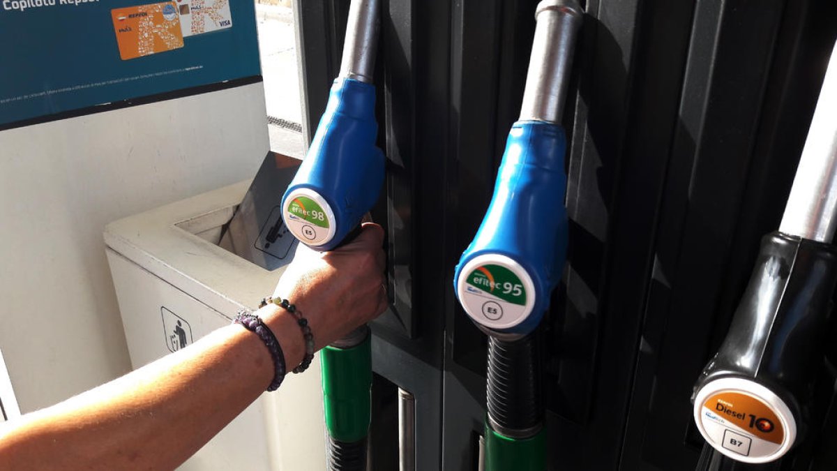 Surtidores de gasolina en Lleida con las nuevas etiquetas.