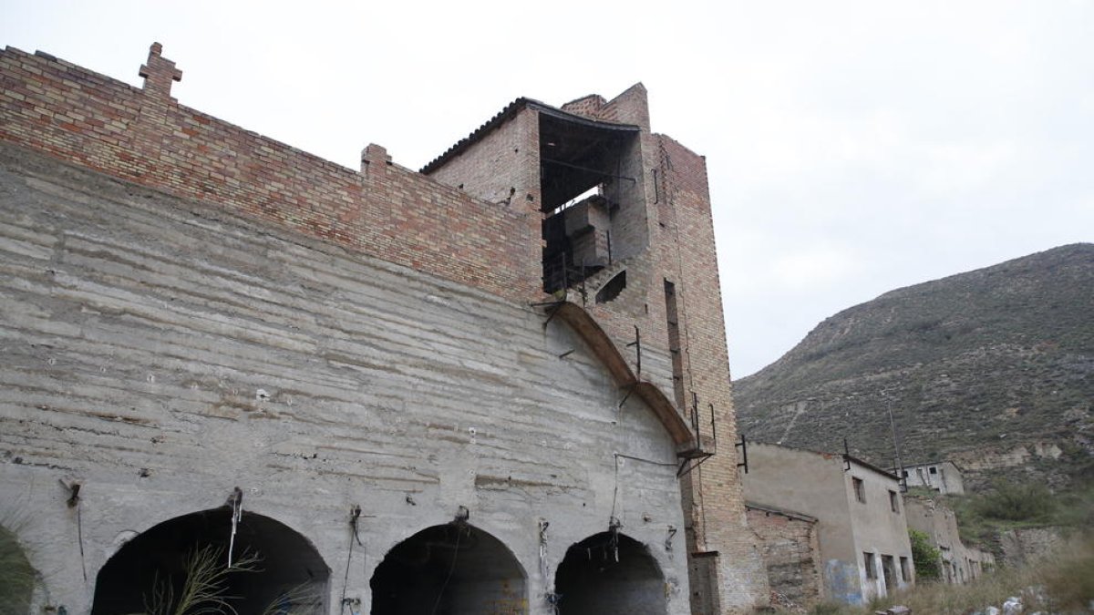 L’edifici més gran, a mig quilòmetre del poble de la Granja d’Escarp.