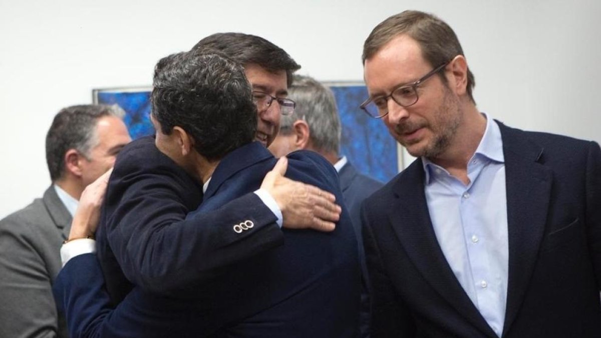 Moreno i Marín s’abracen a l’inici de la reunió, ahir, a Sevilla.