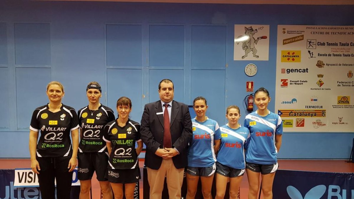 Las jugadoras de los dos equipos, ayer antes del inicio del partido.