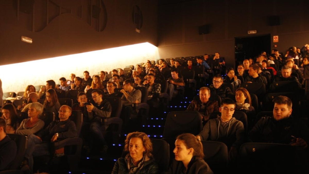 La sala dels cines JCA on es projectava el documental de Kilian Jornet es va omplir de gom a gom.