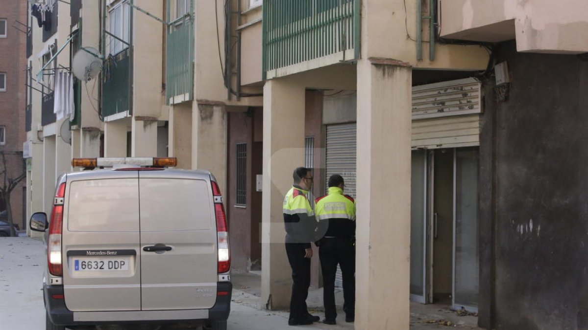 Mor un home al caure en un bloc de pisos a Lleida