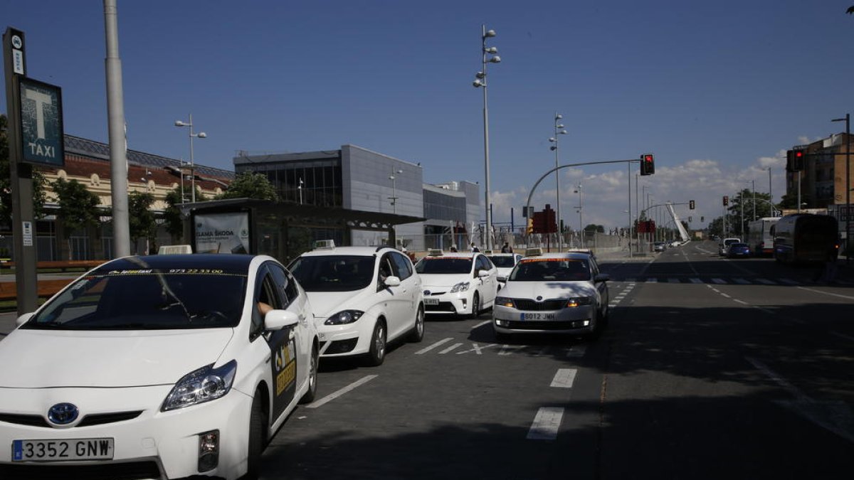 Imagen de la parada de taxis de la estación de Renfe, con algunos de los vehículos híbridos.