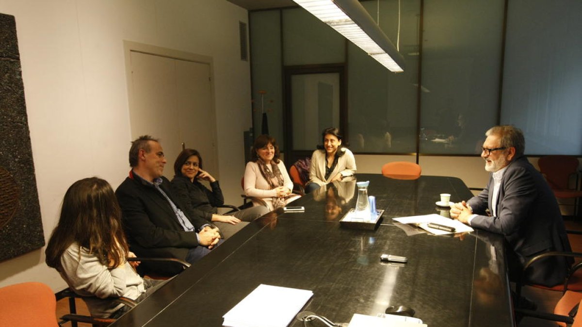 Un grup d’usuaris diaris d’Avant, reunits amb el regidor d’Urbanisme, Fèlix Larrosa.