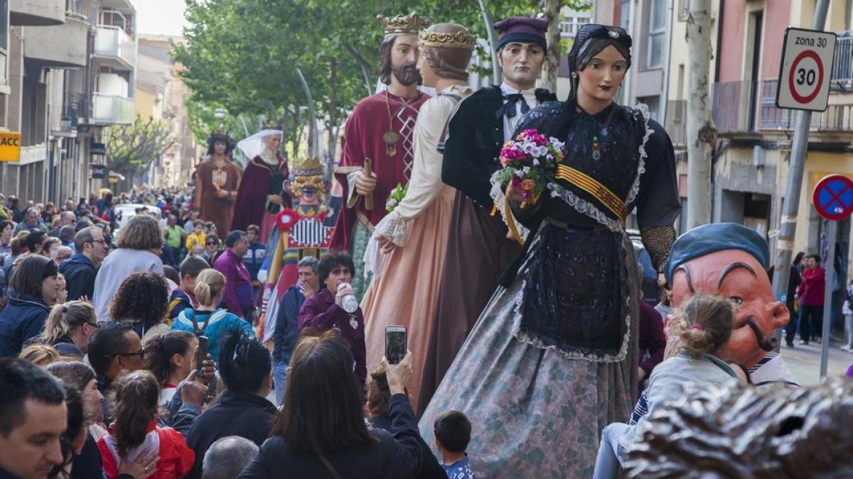 Cientos de personas salieron ayer a la calle para ver la 31 edición de la Trobada de Gegants i Capgrossos.