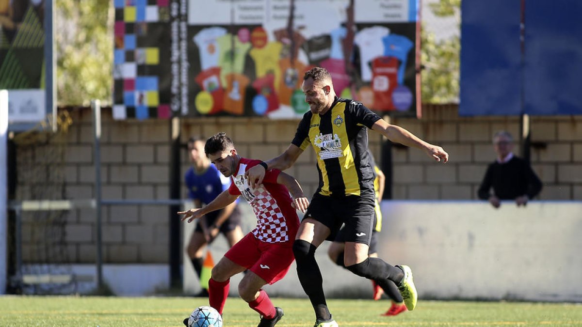 Un jugador del Balaguer s’interposa entre la pilota i un rival en una acció del partit. 
