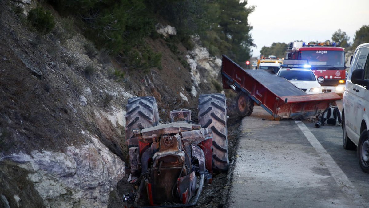 Vista del estado en el que quedó el tractor tras la colisión ayer en la N-240 en Vinaixa. 