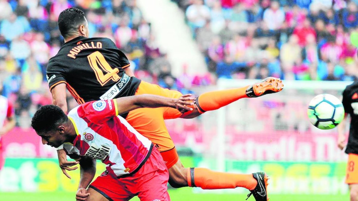 El gerundense Lozano, pugna con el valencianista Murillo.