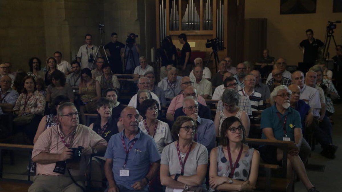 Asistentes al encuentro durante la presentación de la digitalización.