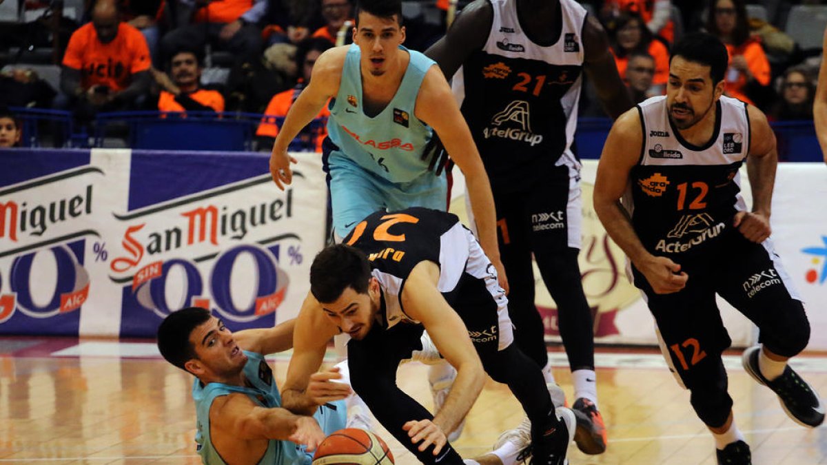 Brano Djukanovic lluita una pilota amb un jugador del Barcelona, en una acció del partit disputat ahir al Barris Nord.