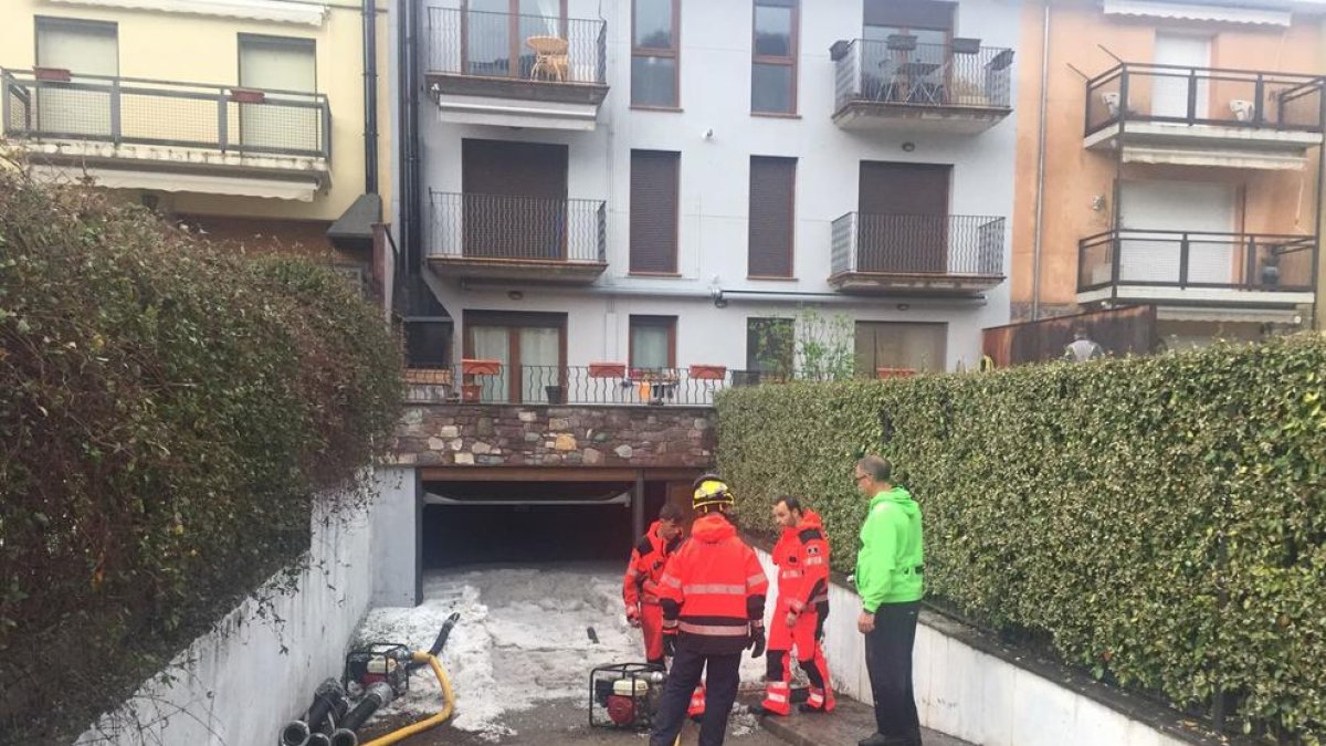 Un garaje de El Pont tras el pedrisco del 25 de abril.