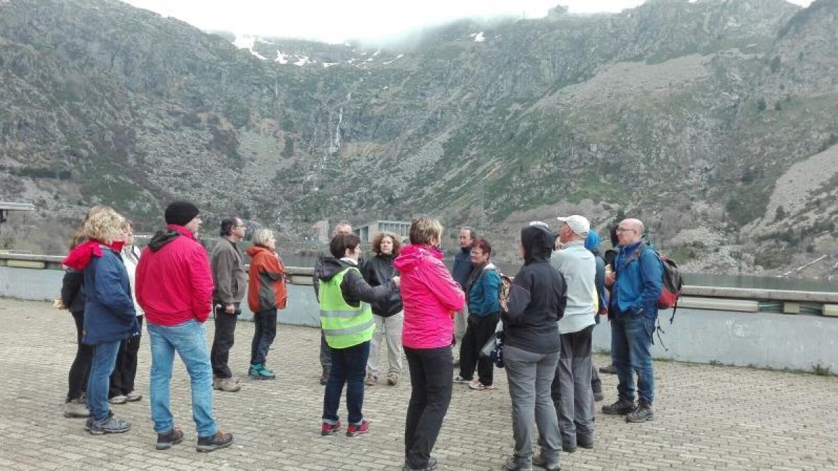 Los participantes en la visita a la presa de Sallente. 