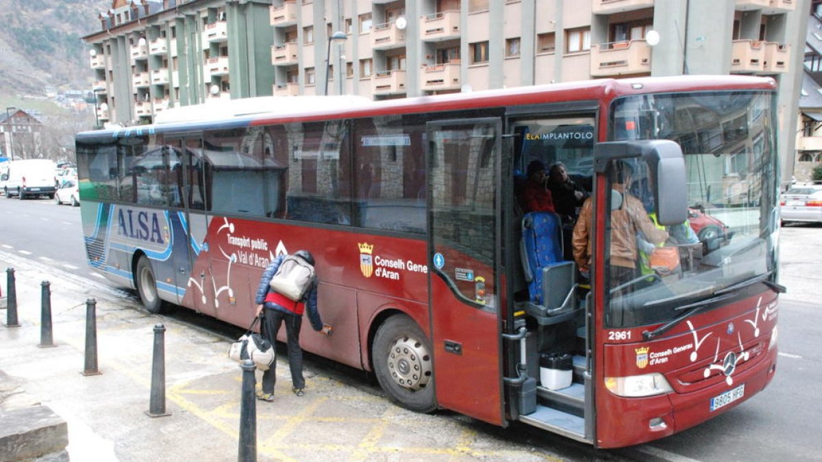 El bus que presta el servei de transport fins a Baqueira Beret.