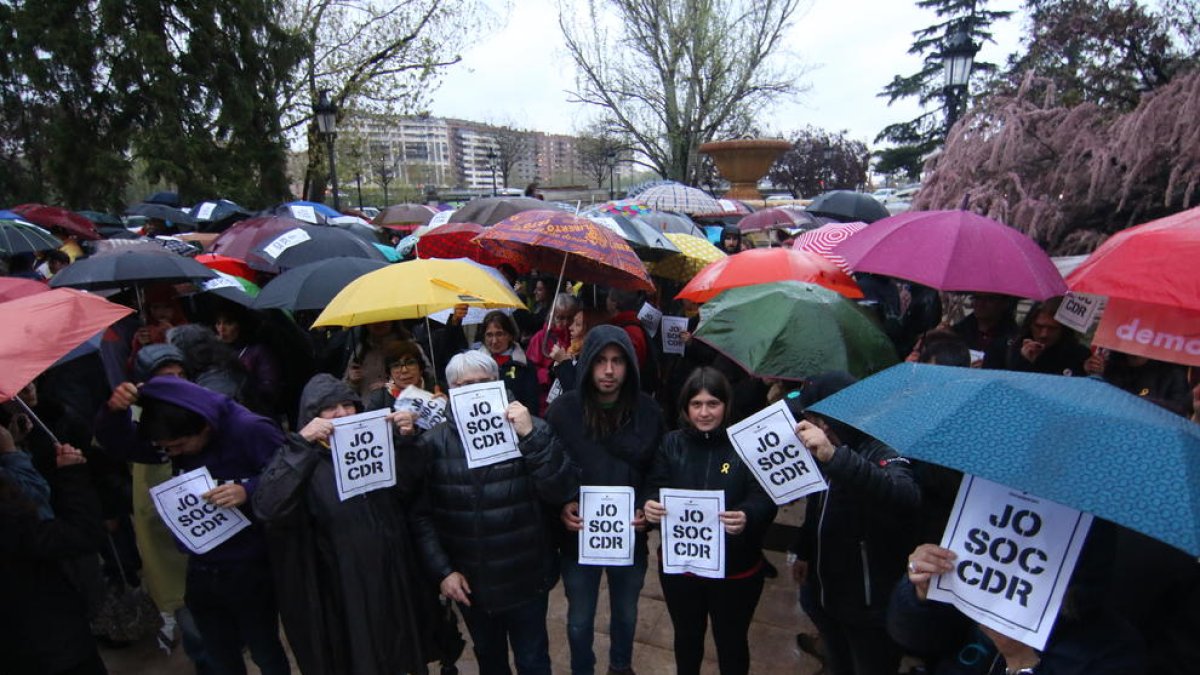 Centenars de persones es van manifestar ahir a Lleida davant de la subdelegació del Govern amb xiulets i pancartes.