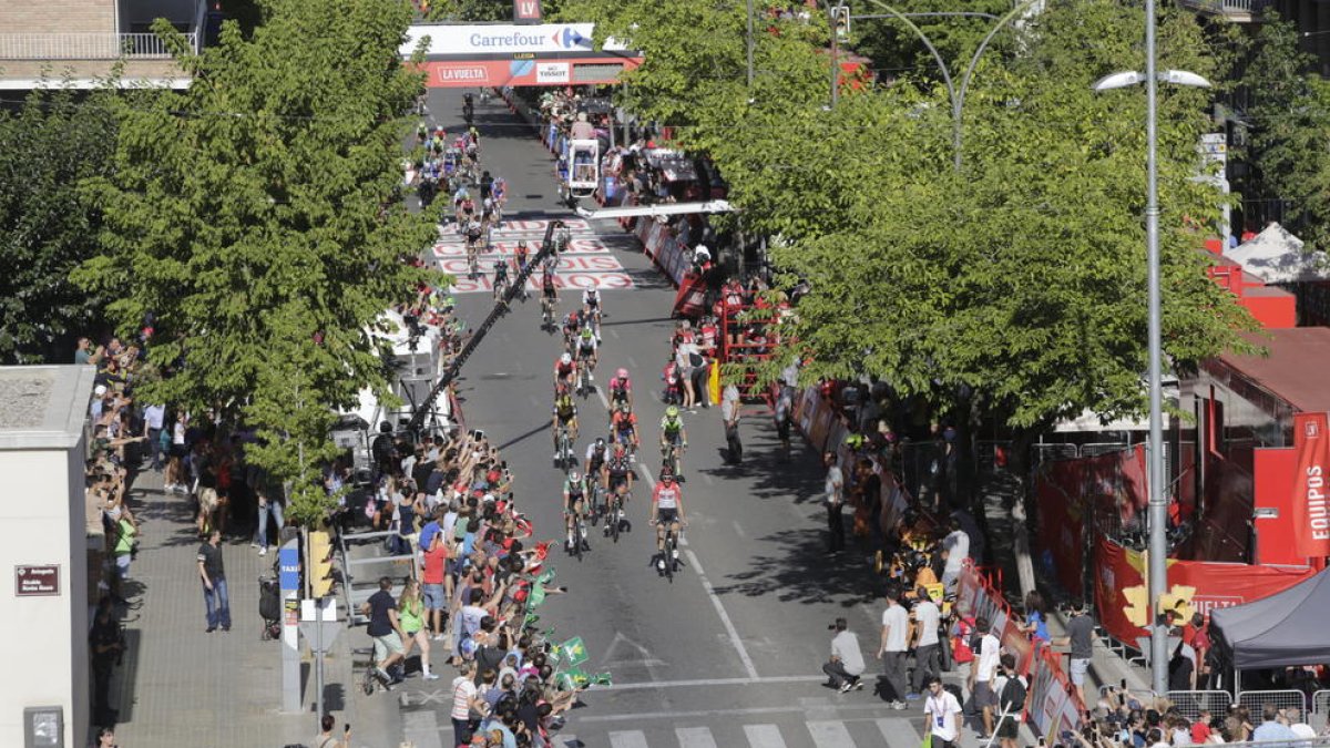Los balcones, sitios privilegiados para seguir la Vuelta.