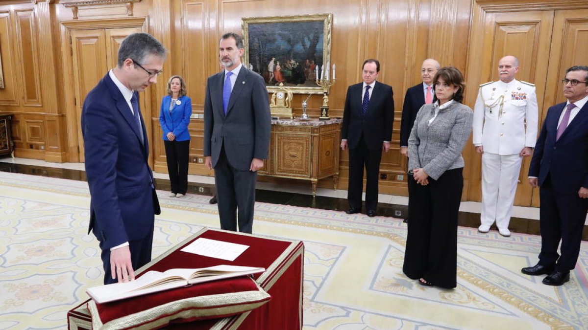 Hernández de Cos prometió ayer su cargo ante el rey y el Gobierno.