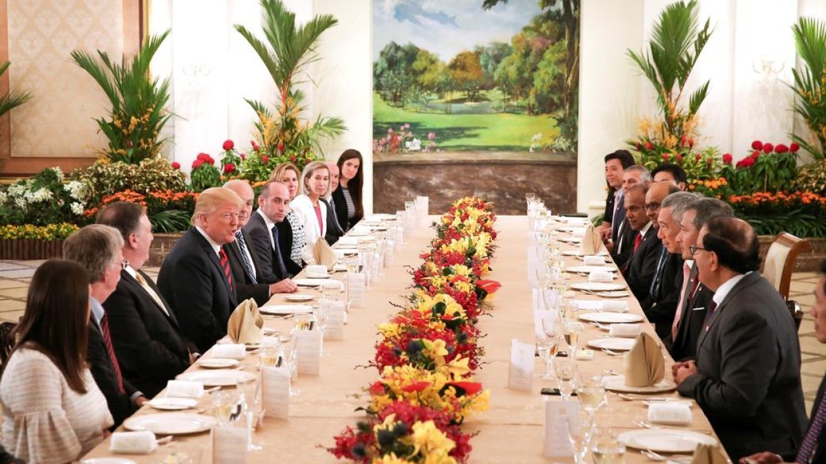 El presidente estadounidense, Donald Trump, frente a su homólogo singapurense, Lee Hsien Loong.