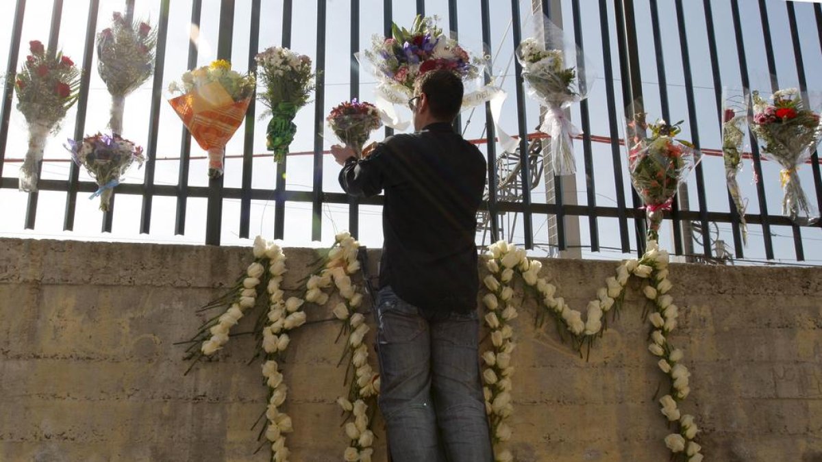 Ofrena floral en record de les gairebé 200 víctimes de la major massacre a Espanya.