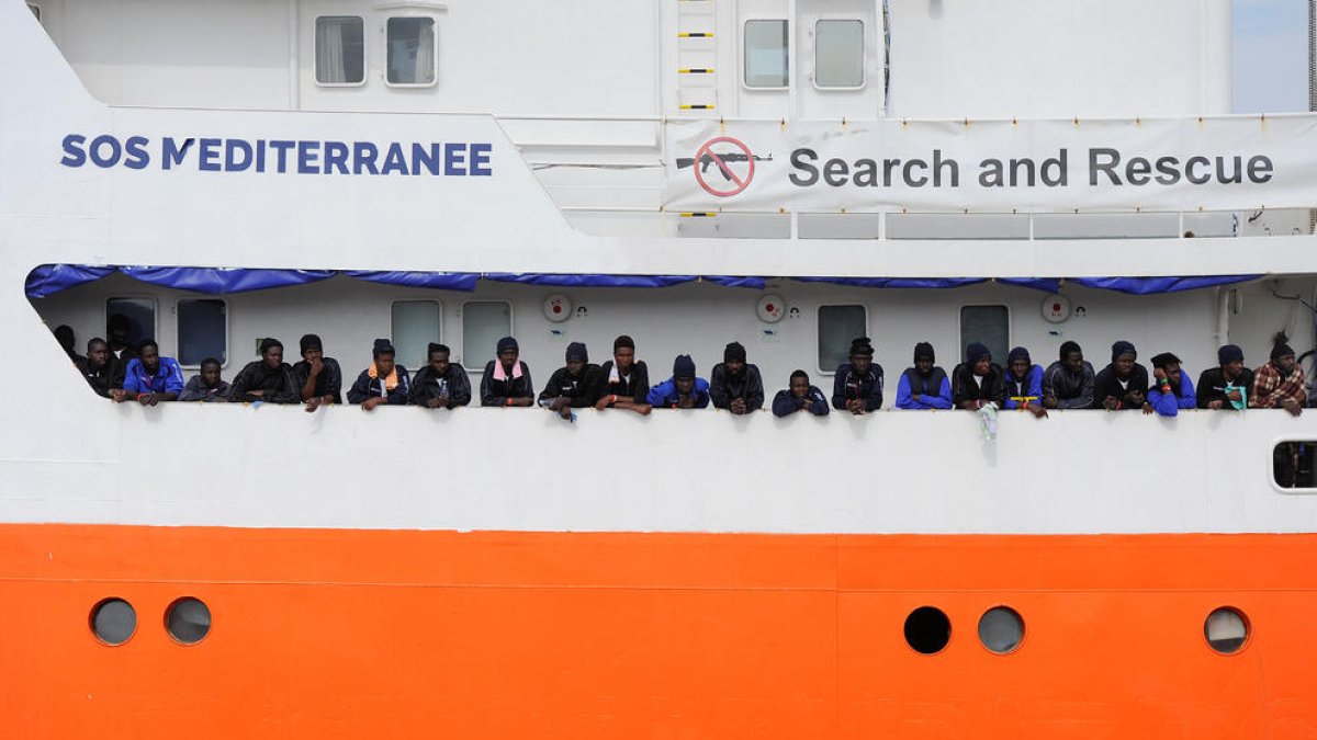Inmigrantes rescatados en el Mediterráneo por la embarcación “Aquarius”.