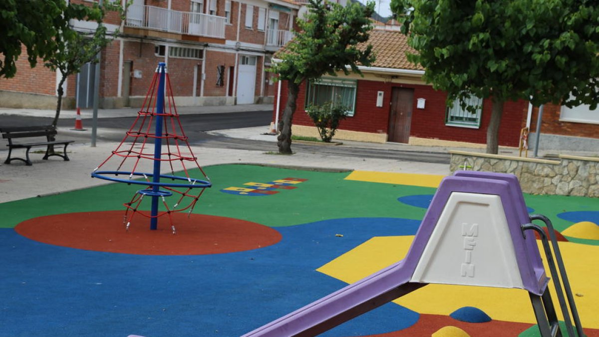 El nuevo parque infantil de la plaza A2 de Mequinensa.